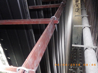 Stabilizing bar and traverse installation