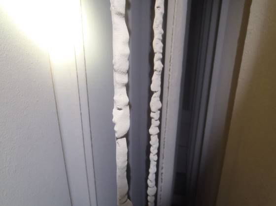Dust build-up on wire DE